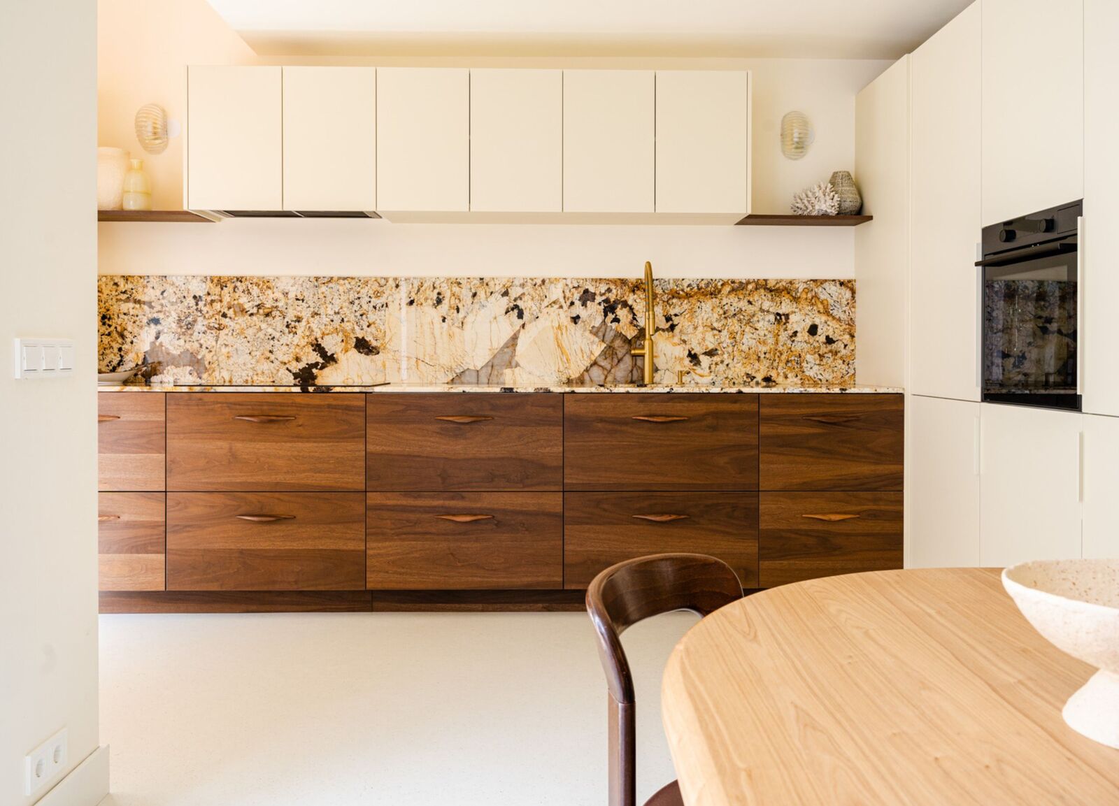 Elburg — FLUSH Walnut