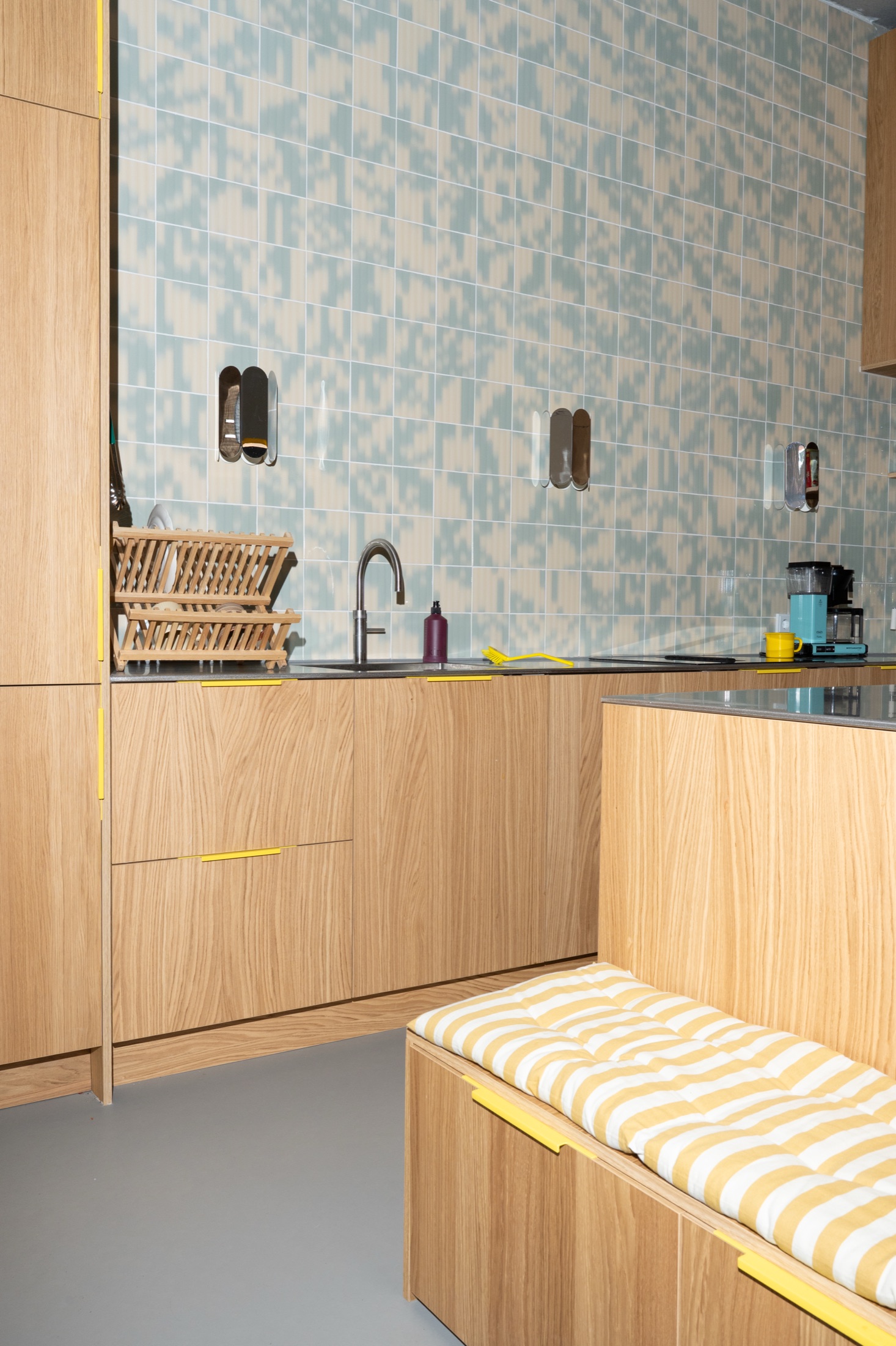 Bodil — PULL in Oak Natural, hoofdshot met bankje en tegelwand