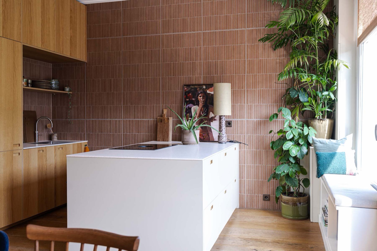 Flipsen — OWN Oak Natural + Drop Cloth, hoofdshot met terracotta tegelwand