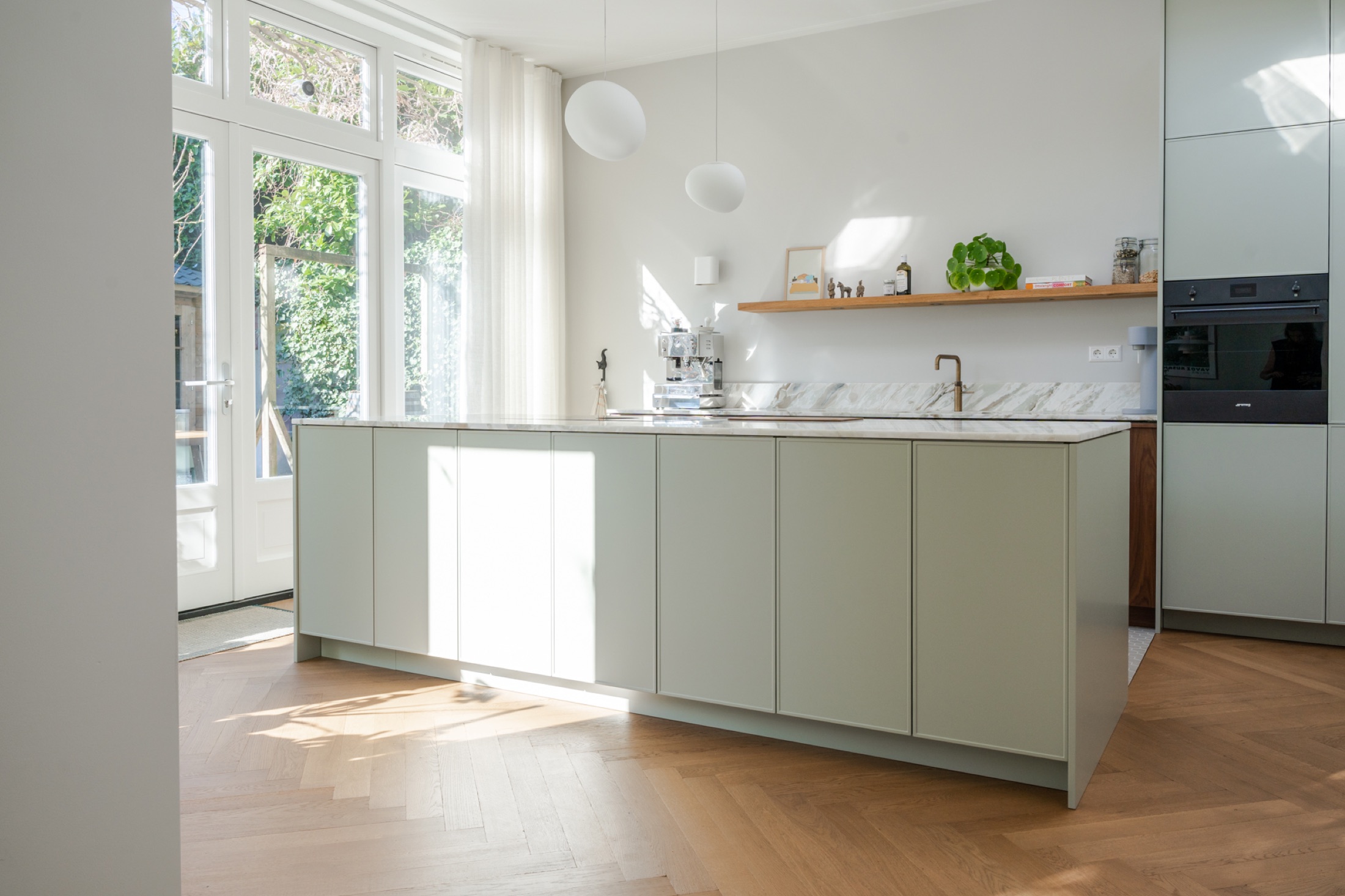 Framed Blue Grey — eiland met openslaande tuindeuren