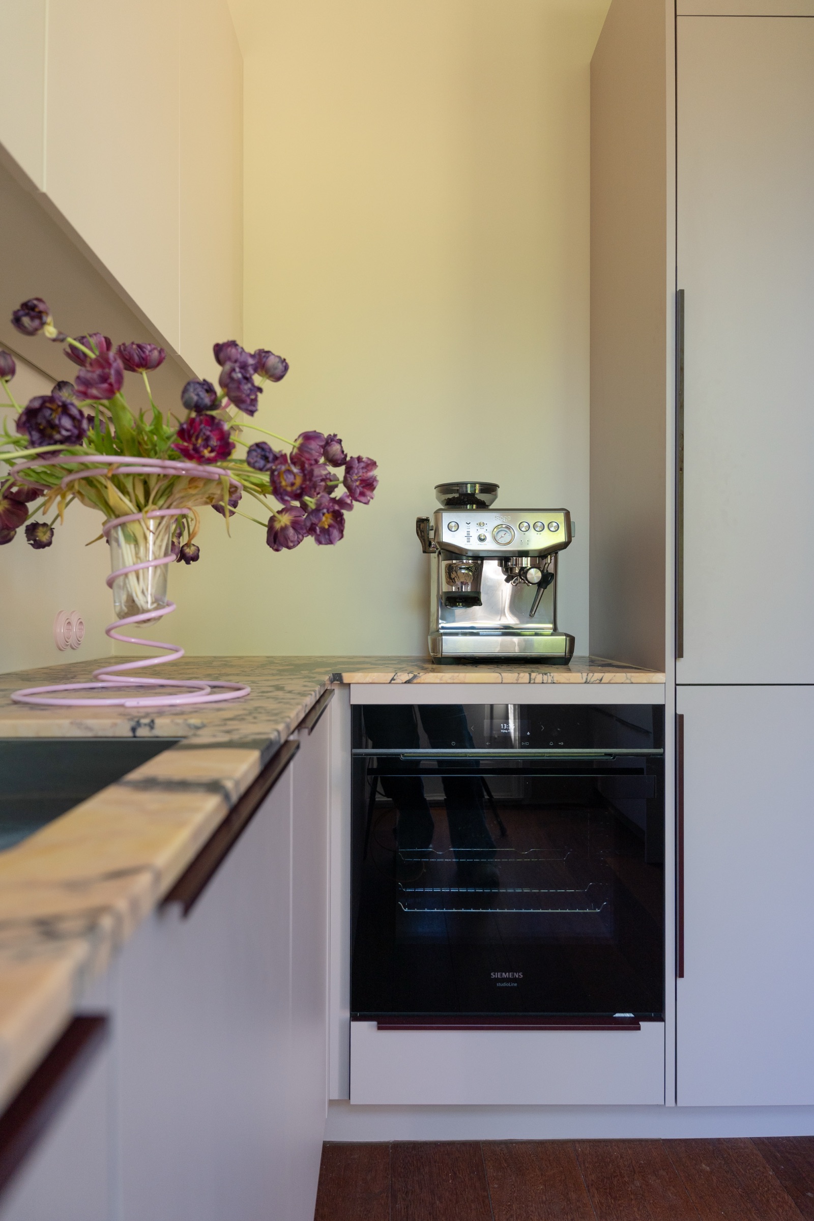 Janssen — PULL in Melatop Tuna + Farrow & Ball Joa's White, hoofdshot