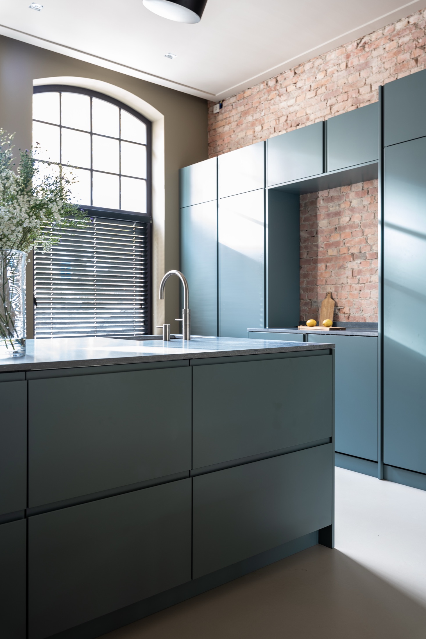 Veger — CATCH in Farrow & Ball De Nimes, eilandhoek met raam